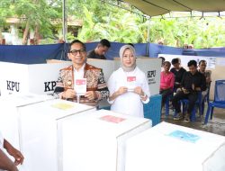 Pj. Gubernur NTT Gunakan Hak Pilih di TPS 10 Kelurahan Oebobo, Kota Kupang 