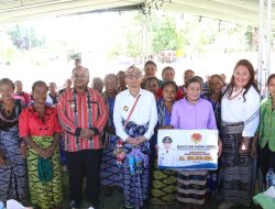 Kunker Ke TTS, Pj. Gubernur NTT Serahkan Paket Bantuan,Tinjau Gerakan Pangan Murah, dan Pantau Harga Sembako