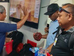 Peduli Masyarakat Kecil, Johni Asadoma Borong Jualan Pedagang Asongan