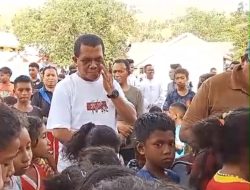 Melki Laka Lena Teteskan Air Mata di Kamp Pengungsian Korban Erupsi Lewotobi