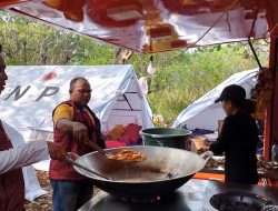 Tim PKH Flotim Terlibat Langsung Urus Warga di Kamp Pengungsi Erupsi Gunung Lewotobi