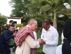 Tiba di Kupang, Dubes Vatikan untuk Indonesia Mgr. Piero Pioppo Disambut Wagub Johni Asadoma