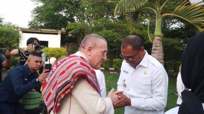 Tiba di Kupang, Dubes Vatikan untuk Indonesia Mgr. Piero Pioppo Disambut Wagub Johni Asadoma