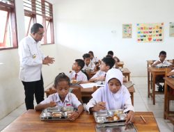 Gubernur Melki Pantau MBG di SD Inpres Noelbaki