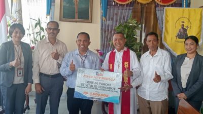 Berbagi Kasih, Bank NTT Sokong Dana Pembangunan Gereja St. Vitalis Cewonikit Ruteng