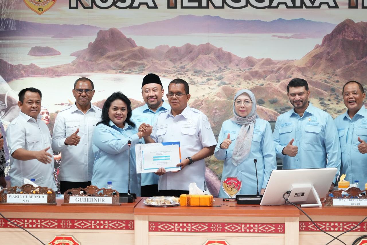 Anggota Komisi X DPR RI Anita Gah menyerahkan DAK pendidikan non fisik senilai Rp 1,06 T kepada Gubernur NTT, Melki Laka Lena di ruang rapatnya, Rabu (22/4/2026)