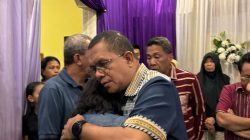Tangis Haruh Ayah dr. Icha di Pelukan Gubernur Melki, Mohon Keadilan