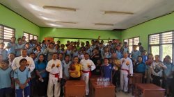 Sosialisasi Pencak Silat, Kepsek SMPN 5 Kupang Tengah Terima Perisai Diri Jadi Kegiatan Ekstrakurikuler