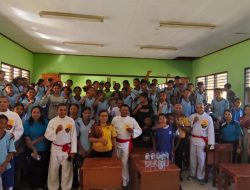 Sosialisasi Pencak Silat, Kepsek SMPN 5 Kupang Tengah Terima Perisai Diri Jadi Kegiatan Ekstrakurikuler