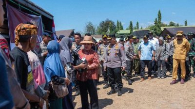 Gubernur Melki dan Wagub Johni Dampingi Kapolri-Titiek Soeharto Tinjau Pengungsi Gempa di Reo dan Dampek