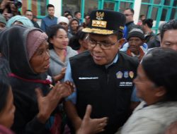 Gubernur Melki Antar Langsung Bantuan ke Pelosok Poka, Pastikan Warga Korban Gempa Tak Terlewat