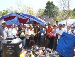 Humanis di Tenda Pengungsian, Gubernur Melki: “Kita Hadapi Ini Bersama-sama”